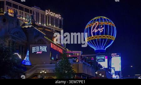Las Vegas NV, États-Unis - 19 septembre 2023 : Paris Las Vegas présente la réplique de la Tour Eiffel et la montgolfière colorée, créant un vibrant Banque D'Images