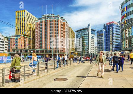 Oslo - juin 2019, Norvège: Vue sur le centre-ville d'Oslo avec des bâtiments modernes et des gens à pied. Architecture colorée dans la capitale de la Norvège Banque D'Images