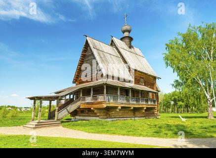 Souzdal - mai 2018, Russie : vue sur l'église en bois de la présence Nicolas située sur le territoire du Kremlin de Souzdal Banque D'Images