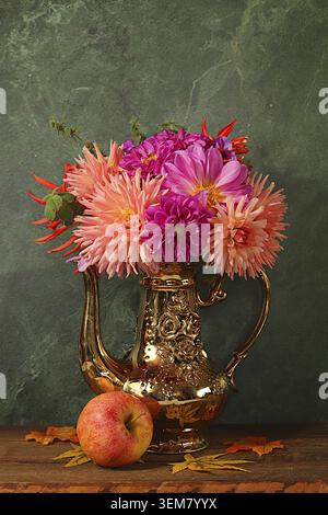 Arrangement floral d'automne avec des dahlias dans un vase, nature morte abstraite avec des pommes et des fleurs, bannière de vacances de Thanksgiving, salutation d'automne. Composite Banque D'Images