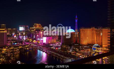 Las Vegas NV, États-Unis - 19 septembre 2023 : perspective aérienne du Strip de Las Vegas illuminé la nuit avec des attractions célèbres et dynamiques Banque D'Images