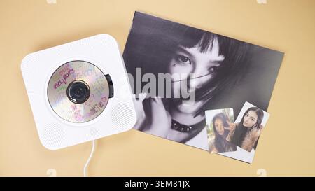 Livre photo album du groupe K-POP NewJeans sur jaune. Lecteur de CD de musique. Girl Group sud-coréen NewJeans. Espace pour le texte. Gatineau, QC Canada - 16 mars 2024 Banque D'Images