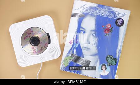 Livre photo album du groupe K-POP NewJeans sur jaune. Lecteur de CD de musique. Girl Group sud-coréen NewJeans. Espace pour le texte. Gatineau, QC Canada - 16 mars 2024 Banque D'Images