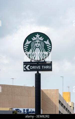 Panneau du drive-in Starbucks au centre commercial Albrook de Panama City Banque D'Images