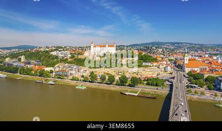 Panorama aérien de Bratislava, Slovaquie. Vue depuis le pont SNP Banque D'Images