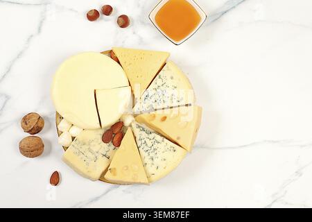 Assortiment de différents types de fromage, fromage bleu, gorgonzola, roquefort, parmesan, mozzarella, maasdam avec du miel et des noix, sain et naturel fo Banque D'Images