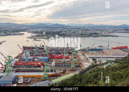 Ulsan navigation et vue de la zone industrielle prise d'un point de vue élevé pendant le coucher du soleil Banque D'Images