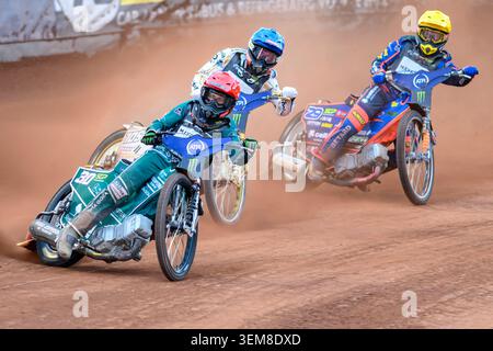 Leon Madsen (30) du Danemark en Rouge menant Anders Thomsen (105) du Danemark en Bleu et Andzejs Lebedevs (29) de Lettonie en jaune lors du GP ATPI FIM Speedway de Manchester au National Speedway Stadium de Manchester le vendredi 5 juin 2026. (Photo : Ian Charles | mi News) crédit : MI News & Sport /Alamy Live News Banque D'Images
