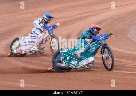 Leon Madsen (30) du Danemark en Rouge menant Anders Thomsen (105) du Danemark en Bleu lors du GP ATPI FIM Speedway de Manchester au National Speedway Stadium de Manchester le vendredi 5 juin 2026. (Photo : Ian Charles | mi News) crédit : MI News & Sport /Alamy Live News Banque D'Images
