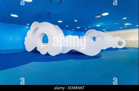 États-Unis, Fort Lauderdale, FL - 18 mai 2026 : sculptures de nuage blanc debout sur un tapis bleu à l'intérieur de l'aire de jeux pour enfants de l'aéroport de Fort Lauderdale Banque D'Images