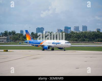 États-Unis, Fort Lauderdale, FL - 18 mai 2026 : un avion de passagers Allegiant Air roule sur la piste de l'aéroport contre les bâtiments de la ville. Banque D'Images