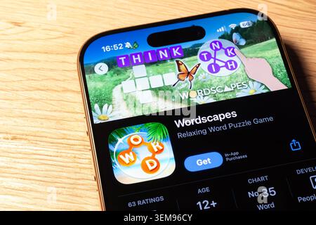 Ostrava, Tchéquie - 26 février 2025 : App Store avec l'application de jeu mobile Wordscapes à installer sur l'appareil iOS Banque D'Images
