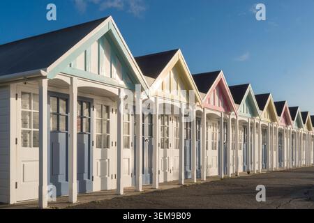 Une rangée de cabanes ou chalets de plage en bord de mer à Weymouth, Dorset Banque D'Images