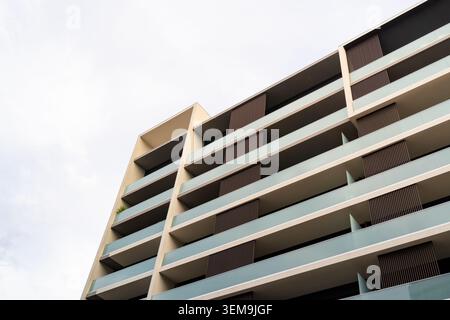 Façade d'immeuble résidentiel moderne avec plusieurs balcons avec balustrades en verre Banque D'Images