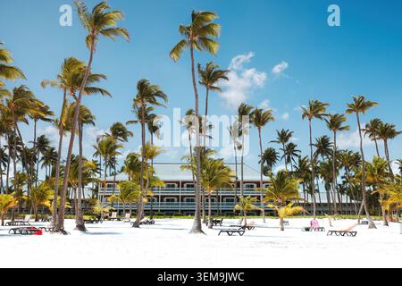 Hôtel de luxe tropical sur une plage de sable blanc entouré de grands palmiers Banque D'Images