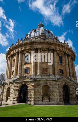 Architecture gothique printanière au campus de l'Université d'Oxford dans l'Oxfordshire en Angleterre Banque D'Images