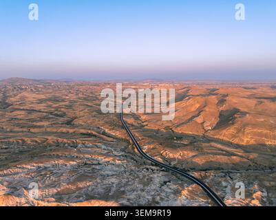 Drone vue aérienne de la Cappadoce, Turquie - lever de soleil époustouflant sur les formations rocheuses et les vallées pittoresques Banque D'Images