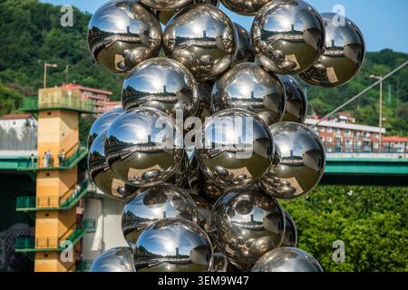 Le Musée Guggenheim Bilbao est un prestigieux musée d'art moderne et contemporain situé au pays basque espagnol. Inauguré en 1997, il est mondialement Banque D'Images