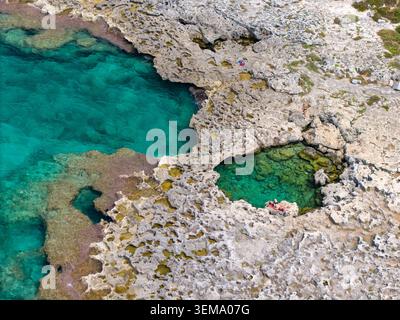 Vue aérienne de haut en bas de la piscine naturelle Saline Naturali del Capitano, Italie Banque D'Images