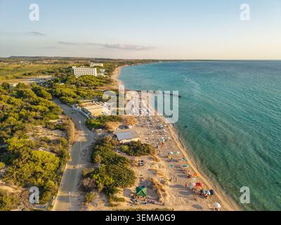 Vue aérienne de la plage de cristal à Gallipoli au coucher du soleil dans les Pouilles Italie Banque D'Images