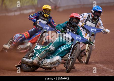 Leon Madsen du Danemark #30 (Rouge) mène Anders Thomsen du Danemark #105 (Bleu) et Andzejs Lebedevs de Lettonie #29 (jaune) dans Heat 16 lors du Grand Prix FIM Speedway de Grande-Bretagne 2026 Round 3 au National Speedway Stadium de Manchester, Angleterre, Royaume-Uni le 5 juin 2026. (Photo de Andrew SURMA/Sipa USA). Crédit : Sipa USA/Alamy Live News Banque D'Images
