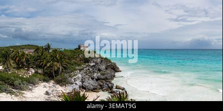Anciennes ruines mayas au-dessus de la côte turquoise des Caraïbes à Tulum Mexique Banque D'Images