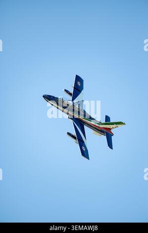 Frecce Tricolori MB-339 de l'armée de l'air italienne se produisant lors d'un spectacle aérien au-dessus du lac de Garde, en Italie. Banque D'Images