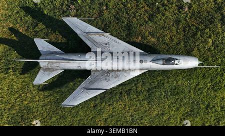 Vue aérienne de haut en bas d'un avion de chasse militaire vintage sur l'herbe verte Banque D'Images