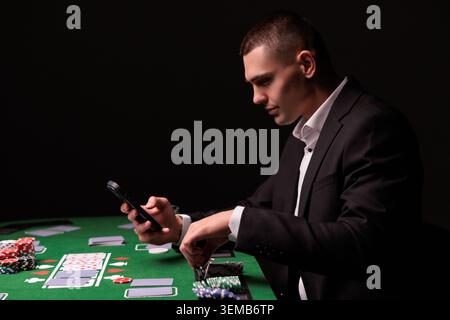 Stressé jeune homme après avoir perdu au poker au casino Banque D'Images