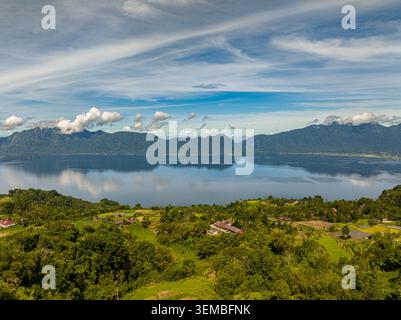 Un beau lac bleu Maninjau et des terres agricoles dans un cratère de volcan. Sumatra, Indonésie. Banque D'Images