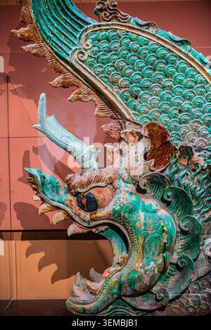 Taiyuan, Chine - 8 mai 2026 : un ancien ornement de toit en bois Chiwen au Musée Shanxi conçu pour protéger symboliquement les structures sacrées du feu Banque D'Images