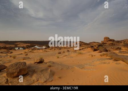 Camp traditionnel fait de tentes (« khaïma ») dans le désert de l’Adrar, à proximité du col de Tifoujar, Mauritanie. Banque D'Images