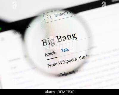 Milan, Italie 2026, 20 avril gros plan de la page Wikipédia Big Bang sur un écran d'ordinateur portable. Concentrez-vous sur le nom Big Bang sous une loupe. Banque D'Images