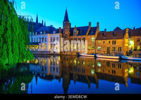 Vue en soirée sur les canaux et les maisons historiques à Bruges, Belgique. Romantique paysage urbain médiéval avec des reflets, destination de voyage populaire pour le tourisme, l Banque D'Images