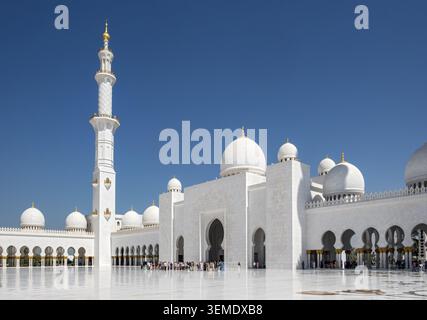 Vue sur la cour intérieure, Sheikh Zayed Grande Mosquée, Abu Dhabi, eau Banque D'Images