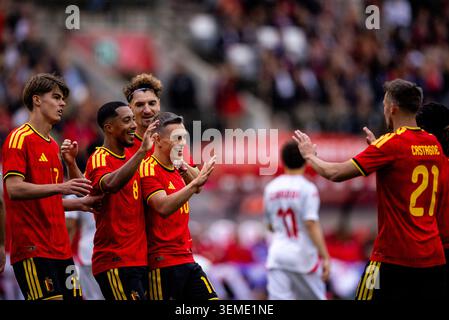 BRUXELLES, BELGIQUE - 6 JUIN : Charles de Ketelaere de Belgique, Youri Tielemans de Belgique, Thomas Meunier de Belgique et Leandro Trossard de Belgique célèbrent le premier but de leur équipe lors du match amical international entre la Belgique et la Tunisie au stade Roi Baudouin le 6 juin 2026 à Bruxelles, Belgique. (Photo de René Nijhuis) Banque D'Images