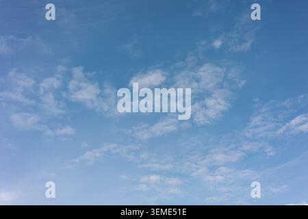 Motif de nuages doux contre le ciel bleu approprié comme texture de fond naturelle Banque D'Images