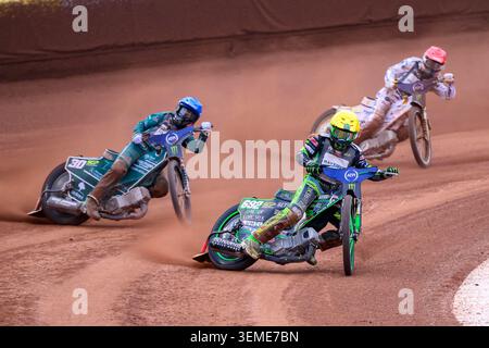 Patryk Dudek (692) de Pologne en jaune menant Leon Madsen (30) du Danemark en Bleu et Anders Thomsen (105) du Danemark en Rouge lors du GP ATPI FIM Speedway de Manchester au National Speedway Stadium de Manchester le samedi 6 juin 2026. (Photo : Ian Charles | mi News) crédit : MI News & Sport /Alamy Live News Banque D'Images