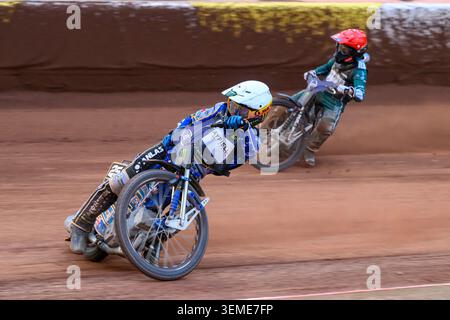Jack Holder (25) de l'Australie en Blanc menant Leon Madsen (30) du Danemark en Rouge lors de l'ATPI FIM Speedway GP de Manchester au National Speedway Stadium de Manchester le samedi 6 juin 2026. (Photo : Ian Charles | mi News) crédit : MI News & Sport /Alamy Live News Banque D'Images