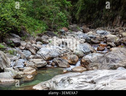 Lit du fleuve Sanzhanxi à Taroko. Ruisseau rocheux avec de l'eau claire qui coule. Végétation forestière luxuriante. Paysage naturel à Hualien, Taiwan. Banque D'Images