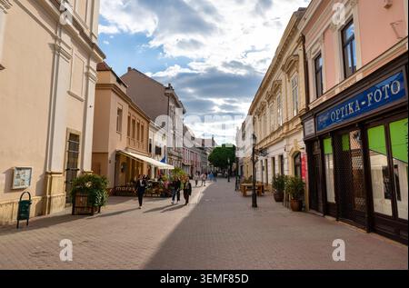 Pécs, Hongrie – 1er mai 2026 : rue commerçante piétonne historique entourée d’une architecture traditionnelle dans le centre-ville de Pécs Banque D'Images