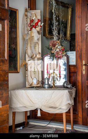 Magasin pittoresque d'antiquités et vintage dans le centre historique médiéval, vitrine d'objets de collection, Gubbio, Ombrie, Italie Banque D'Images