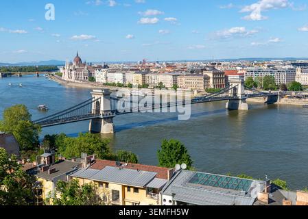 Budapest, Hongrie – 2 mai 2026 : vue panoramique sur le pont des chaînes Széchenyi enjambant le Danube dans le centre de Budapest Banque D'Images