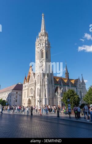 Budapest, Hongrie – 2 mai 2026 : touristes visitant l’église Matthias dans le quartier historique du château de Buda Banque D'Images