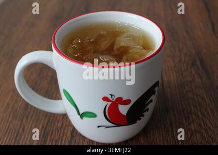 Thé glacé ou es teh, aromatisé à partir de feuilles de thé, servi dans une tasse avec de la glace, il avait été réfrigéré ou refroidi, sucré avec du sucre, sirop, mélangé avec la saveur de fruit Banque D'Images