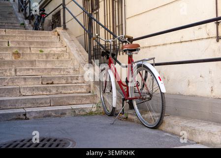Budapest, Hongrie – 2 mai 2026 : vélo garé à côté des escaliers en pierre historiques dans un quartier résidentiel de Budapest Banque D'Images