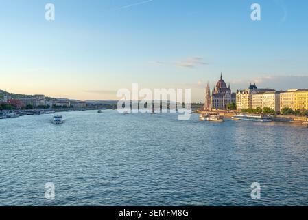 Budapest, Hongrie – 2 mai 2026 : panorama nocturne du Danube avec le bâtiment du Parlement hongrois le long du front de mer Banque D'Images