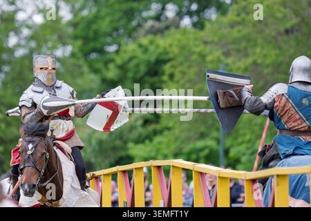 Dunfermline, Écosse - 31 mai 2026 : des hommes habillés en chevaliers médiévaux jouant pendant le Bruce Festival à Dunfermline, Écosse. Banque D'Images