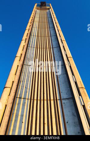 Vue spectaculaire en bas angle regardant le pilier massif et les câbles élévateurs du pont Chaban-Delmas à Bordeaux, perspective verticale soulignant le powe Banque D'Images