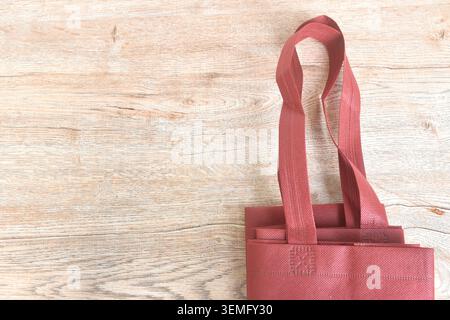sac en tissu rouge arrangeant sur fond de table et texture Banque D'Images